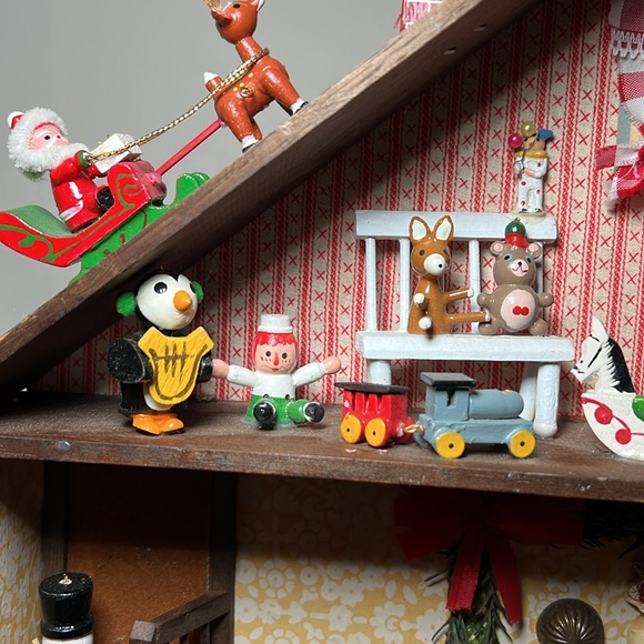 VTG Christmas Kitsch wooden festive doll house diorama figurine wall hanging - Picture 5 of 17